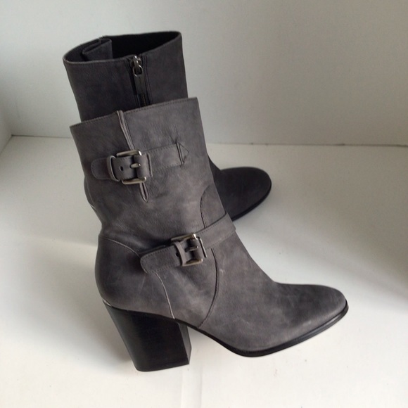 Michael Kors Ashton Zippered Booties. Size 8 - Picture 5 of 9